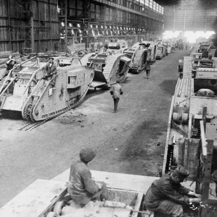 Officina tedesca utilizzata per riparare carri armati britannici catturati da riutilizzare in battaglia. Fotografia scattata probabilmente a Raismes, settembre 1918. © IWM (Q 55400)