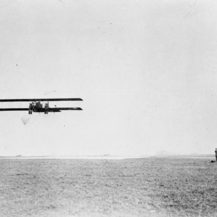 Un bombardiere Caproni che decolla dall'Aerodromo dell'American First Army Corps. Souilly, 25 settembre 1918. © IWM (Q 65568)