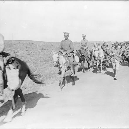 Palestina, Battaglie di Megiddo. Prigionieri turchi in marcia da Ras el Ain, sullo sfondo, a Ludd. © IWM (Q 12340)