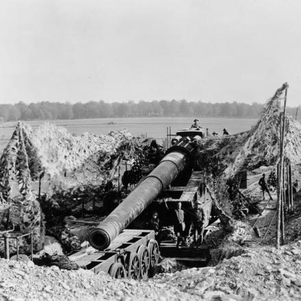 Un cannone da 340 mm sotto una copertura mimetica nei pressi di Baleycourt, il 26 settembre 1918 © IWM (Q 108353)
