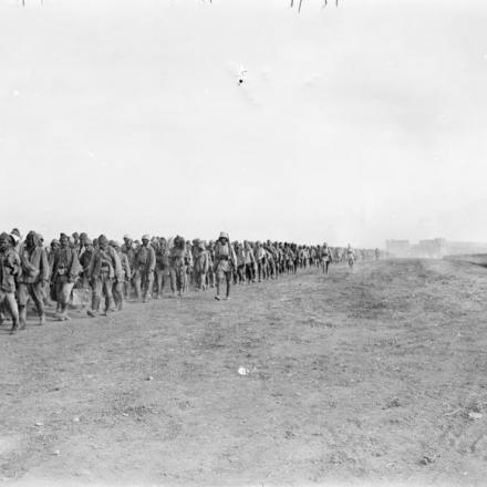 Palestina, Battaglie di Megiddo. La testa di una colonna di tremila prigionieri tedeschi e turchi in marcia da Ras el Ain a Ludd. © IWM (Q 12339)