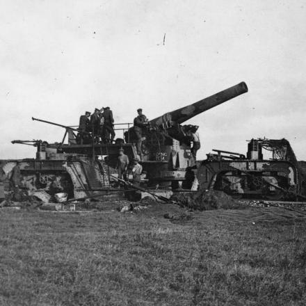 Un obice da 12 pollici ("Peeping Tom") del Royal Garrison Artillery spara vicino a Queant, il 27 settembre 1918. © IWM (Q 79126)