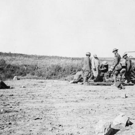 Macchina usata da un team della Sezione Photographique et Cinematographique d'Armee. Due carri armati tedeschi hanno uccisero quattro soldati scozzesi e danneggiato la macchina. Vicino a Moeuvres, il 27 settembre 1918. © IWM (Q 113423)