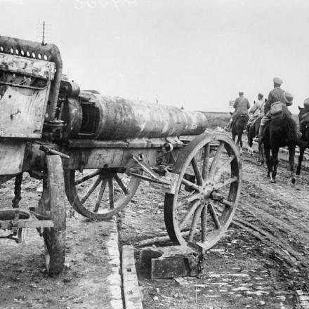 Battaglia del Canal du Nord. Un cannone tedesco abbandonato sul ciglio della strada, vicino a Moeuvres, il 28 settembre 1918. © IWM (Q 9338)