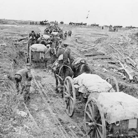 Battaglia del Canal du Nord. Rifornimenti passano sui terreni appena conquistati, vicino a Moeuvres, di fianco a una ferrovia leggera distrutta, il 28 settembre 1918.  © IWM (Q 9340)