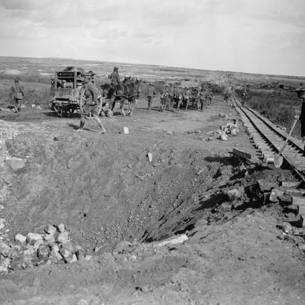 Battaglia del Canal du Nord. Il cratere di una mina nella strada presso la linea ferroviaria, vicino a Moeuvres, il 28 settembre 1918. © IWM (Q 9348)