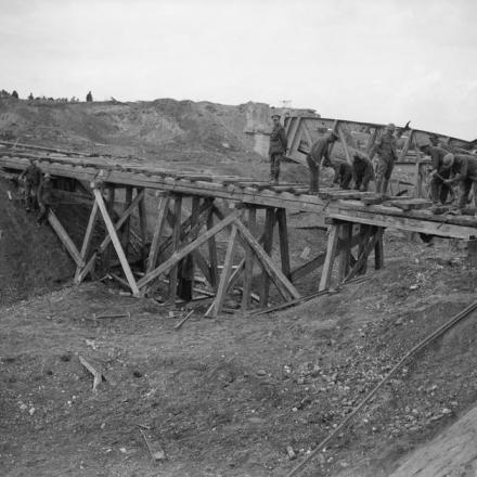 Battaglia del Canal du Nord. Ingegneri canadesi costruiscono un ponte accanto a un ponte distrutto. Vicino a Moeuvres, il 28 settembre 1918.© IWM (Q 9638)