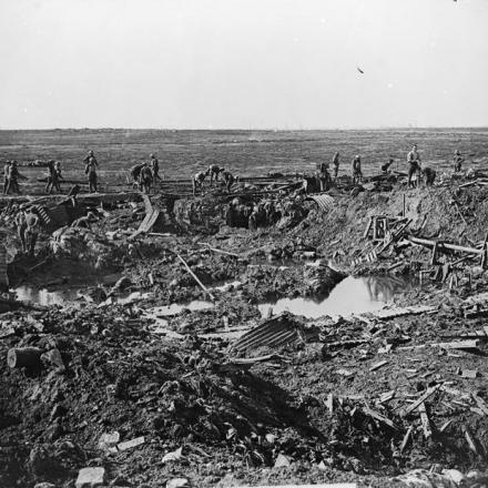 Battaglia di Ypres. Pionieri della 29a divisione, reggimento di Monmouthshire, riparano la vecchia strada a sinistra di Hooge, il 29 settembre 1918. © IWM (Q 11760)