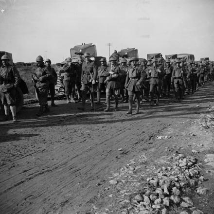 Quinta battaglia di Ypres. Truppe del 36 ° battaglione mitraglieri  lungo la strada di Menin ,Hooge, 29 settembre 1918. © IWM (Q 11800)