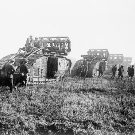 Battaglia del canale di Saint-Quentin. Carri Mark V avanzano con i "Cribs" per attraversare la linea Hindenburg, Bellicourt, 29 settembre 1918 . © IWM (Q 9364)