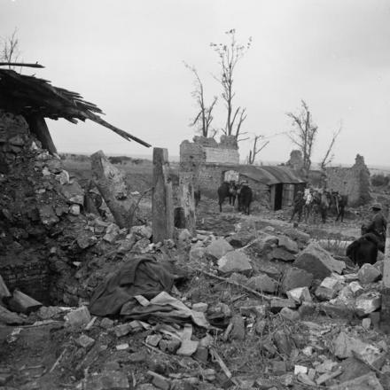 Battaglia del canale di Saint-Quentin. Rovine di Bellenlisse conquistata dal Battaglione 1/6, South Staffordshire Regiment, il 29 settembre 1918. Il villaggio faceva parte della Hindenburg Line. 4 ottobre 1918.