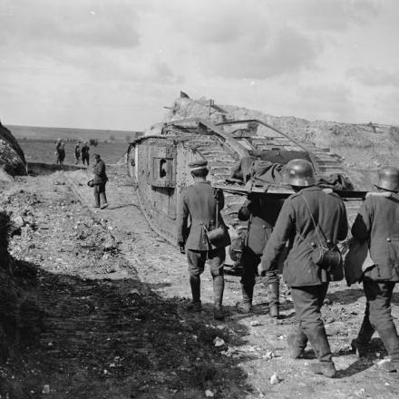 Battaglia del Canal du Nord. Prigionieri tedeschi, che trasportano un uomo ferito, seguono un carro armato britannico attraverso un taglio fatto nella riva del Canal du Nord vicino a Moeuvres, settembre 1918