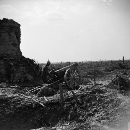 Battaglia di Ypres. Un obice da 5,9 pollici catturato dalla 29a divisione a Clapham Junction, il 1 ° ottobre 1918. © IWM (Q 11765)