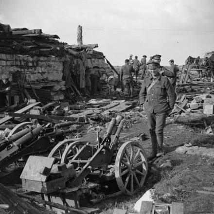 Battaglia di Ypres. Mitragliatrici, mortai di trincea, fucili e altro bottino a Gheluvelt. Catturato dalla 29a divisione, 1 ottobre 1918. © IWM (Q 11773)