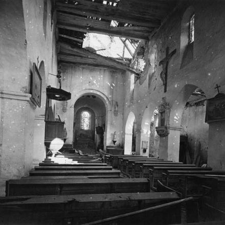 Interno della chiesa in rovina a Ville-en-Tardenois, 1 ottobre 1918. © IWM (Q 78180)