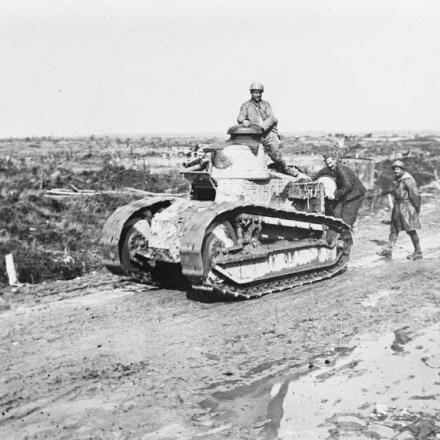 Un carro francese francese FT-17, sulla strada vicino a St. Julien, 2 ottobre 1918.© IWM (Q 49087)