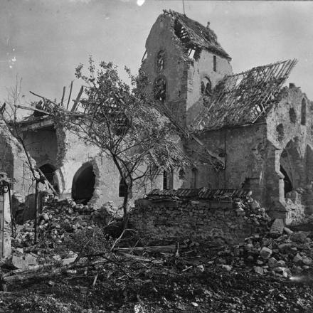 Chiesa in rovina a Verneuil, 2 ottobre 1918. © IWM (Q 78182)