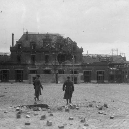 Stazione ferroviaria di Douai danneggiata dal fuoco dell'artiglieria britannica, 2 ottobre 1918.© IWM (Q 87639)