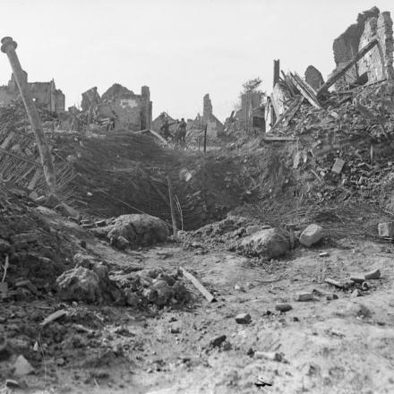 Un cratere di mina in una strada di La Bassee, 3 ottobre 1918. Conquistata dal 2/5 ° Battaglione nel pomeriggio precedente.© IWM (Q 11769)