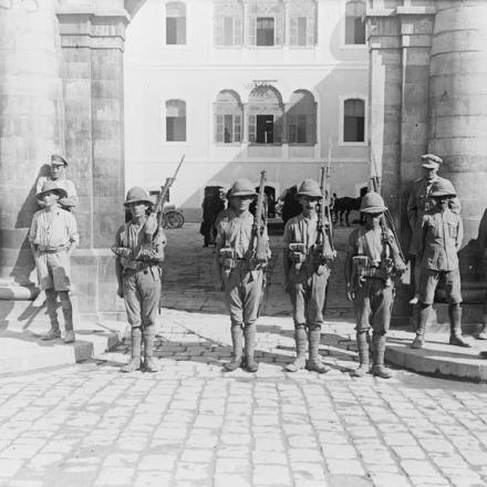 La prima guardia britannica, composta da uomini del reggimento Leicestershire, 2 ° battaglione, fuori dagli edifici municipali di Beirut, il 3 ottobre 1918. © IWM (Q 12405)