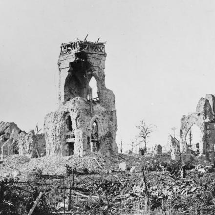 Rovine della chiesa di Villers-Bretonneux, 3 ottobre 1918. © IWM (Q 58389)