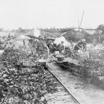 Artiglieri americani della batteria "A", 108 ° reggimento  che sparano con cannoni da 75 mm vicino a Varennes-en-Argonne, il 3 ottobre 1918. © IWM (Q 70711)