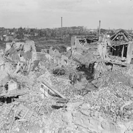 Veduta delle rovine di La Bassee da un posto di osservazione tedesco, il 4 ottobre 1918. La città fu conquistata il pomeriggio dal 2/5 Battaglione, Lancashire Fusiliers . © IWM (Q 11792)