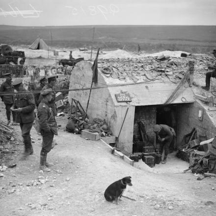 Un ex fortino tedesco in mattoni e cemento nella linea Hindenburg in uso come ufficio di segnalazione dei Royal Engineers. All'esterno un cesto di vimini usato per trasportare piccioni viaggiatori. Nei pressi di Belleglise, 4 ottobre 1918. © IWM (Q 9815)