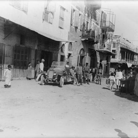 La strada principale di Sidone, raggiunta dall'esercito britannico, la 7a divisione, il 6 ottobre 1918. © IWM (Q 12478)