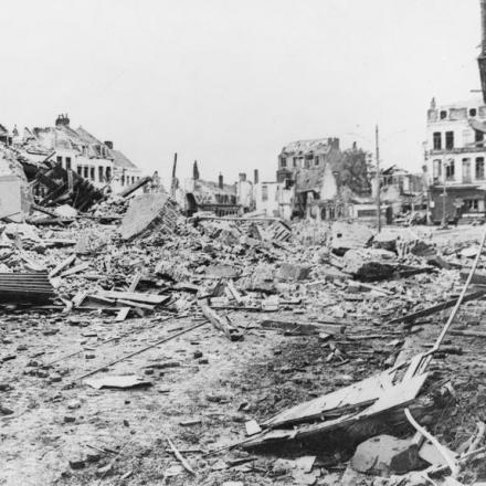 Rovine di Armentieres minata dai tedeschi in ritirata, il 5 ottobre 1918. © IWM (Q 60810)