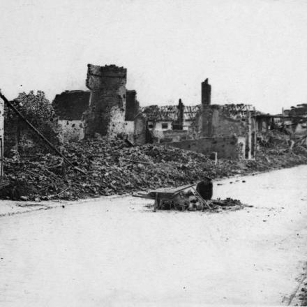 Un soldato britannico intento a coprire un buco nella strada all'ingresso di Merville, il 7 ottobre 1918. © IWM (Q 78777)