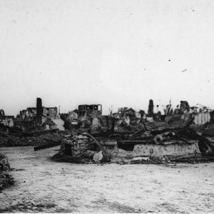 Piazza della chiesa di Merville, 7 ottobre 1918. © IWM (Q 78781)