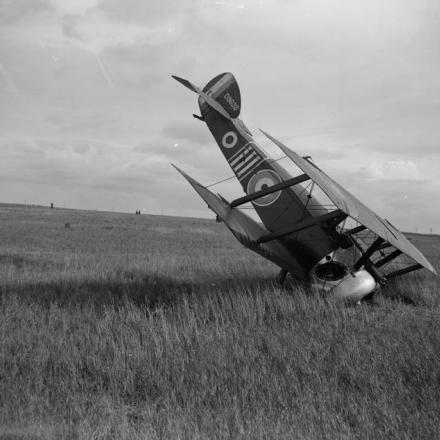 Biplano Sopwith Camel del 203° squadrone dopo un atterraggio forzato a Noyelles-sur-Escaut, 8 ottobre 1918. © IWM (Q 12121)