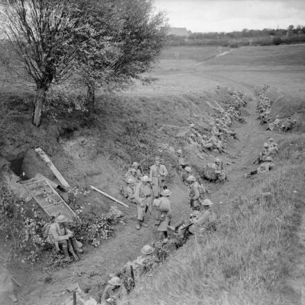 Battaglia di Cambrai. Truppe della 30a Divisione di fanteria americana in attesa di ordini in una strada vicino a Premont. © IWM (Q 7083)