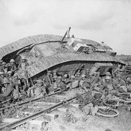 Battaglia di Cambrai. Soldati del 20th Battalion, che si riposano intorno a un carro armato scivolato di fianco lungo un terrapieno ferroviario. Vicino a Premont, 8 ottobre 1918.© IWM (Q 7113)