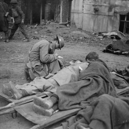 Cappellano che scrive lettere per i feriti in una stazione di soccorso vicino a Noyelles, 8 ottobre 1918. © IWM (Q 9518)