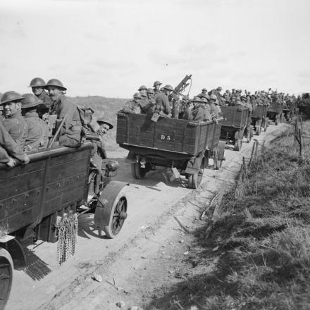 Battaglia del canale di Saint Quentin. Truppe nei camion Albion vicino a Joncourt, il 9 ottobre 1918. © IWM (Q 9530)