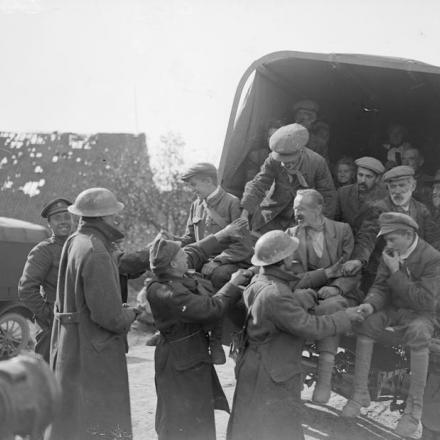 Truppe britanniche in conversazione con i profughi francesi in un camion durante l' azione di "Inseguimento verso la Selle". Vicino a Joncourt, il 9 ottobre 1918. © IWM (Q 9531)