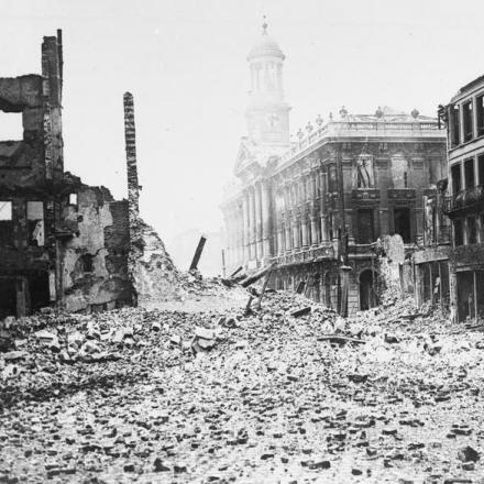 Rovine del municipio con le case bruciate in primo piano a Cambrai, il 10 ottobre 1918. © IWM (Q 49845)