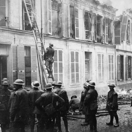 Uomini dei Royal Engineers che combattono il fuoco in 3 Rue de Noyon a Cambrai, il 10 ottobre 1918. © IWM (Q 49846)