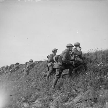 Inseguimento al Selle. Uomini del  Royal Leicestershire Regiment sparano ai cecchini e mitraglieri tedeschi ai margini del Bois de Requerval. Vicino a Bohain, il 10 ottobre 1918.