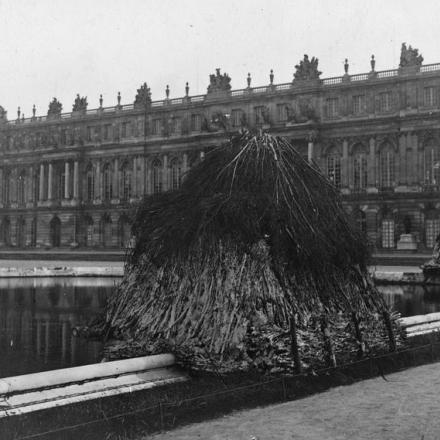 Statue nel parco di Versailles protette contro i bombardamenti nemici, il 10 ottobre 1918.