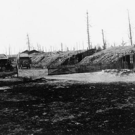 Quartier generale del corpo australiano stabilito in capanne mimetizzate evacuate dal nemico in ritirata. Vicino a Barleux.  © IWM (E (AUS) 3606)