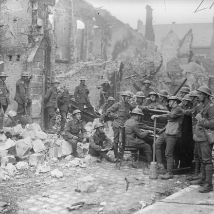 Uomini di un battaglione pionieri in pausa mentre sono impegnati a sgomberare i detriti a Cambrai, il 12 ottobre 1918. © IWM (Q 9546)