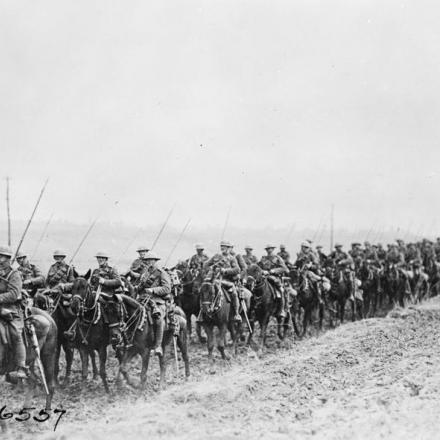 Il 9° Lancers che ritorna dal fronte a Premont, il 13 ottobre 1918. © IWM (Q 80477)
