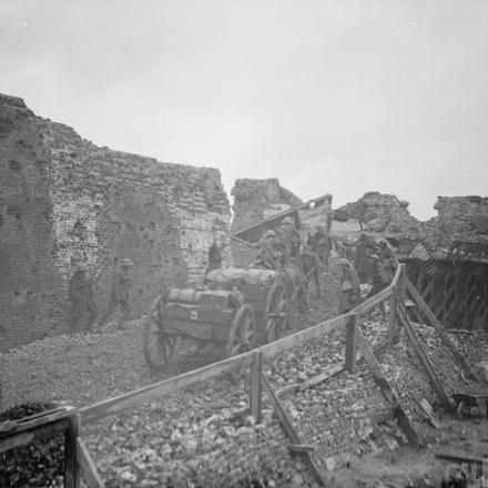 Carri con materiale del Royal Artillery attraversano una strada improvvisata, il ponte è stato fatto saltare in aria. Vicono a Lens, 14 ottobre 1918. © IWM (Q 7123)