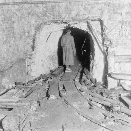 Un soldato americano che esamina uno dei 19 ingressi e uscite segrete scavati dai tedeschi nella roccia solida per parecchie miglia nel tunnel del canale di St. Quentin. Bellicourt, 15 ottobre 1918. © IWM (Q 49808)