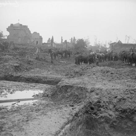 Cavalleria britannica a Izel-les-Equerchin, 15 ottobre 1918. La città, parte della Drocourt-Queant Line, fu catturata dall'ottava divisione il 9 ottobre.© IWM (Q 9561)