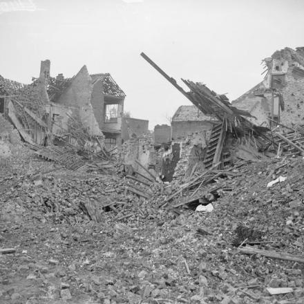 Le rovine di Vitry-en-Artois, 15 ottobre 1918. La città, parte della Drocourt-Queant Line, fu catturata dall'ottava divisione l'11 ottobre. © IWM (Q 9563)