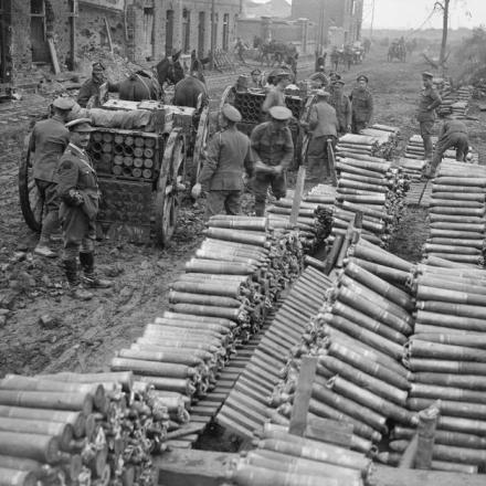 Proiettili da 18 libbre della 20ª Divisione a Drocourt, il 15 ottobre 1918.© IWM (Q 9609)